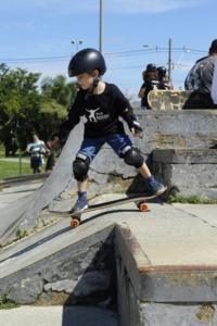 Kind auf Skateboard