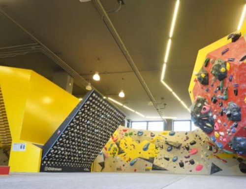 Till vs. den schwarzen 5er Boulder an der Wellenwand KBF