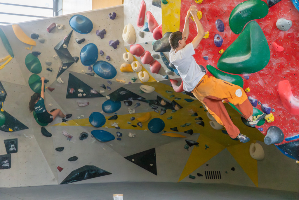 Zwei Kletterer im Boulderbereich Freimann